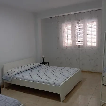 Aeropuerto 1 Holiday home *